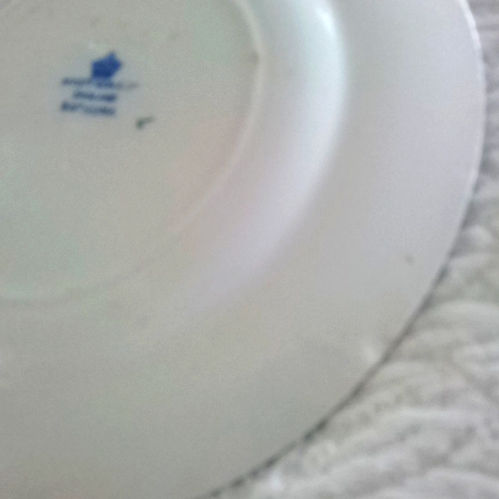 English collectable decorative plate numbered. One small chip on back. - Picture 3 of 3
